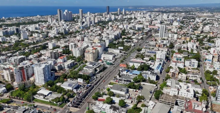 Crecer hacia arriba, inundarse abajo: la paradoja urbana del Gran Santo Domingo