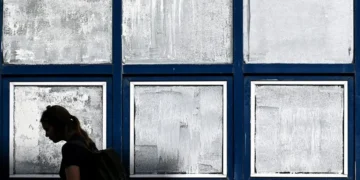 Por qué en Francia están pintando las ventanas con tiza para combatir el calor