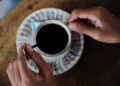 Qué pasa si tomo café quemado o recalentado: médicos advierten