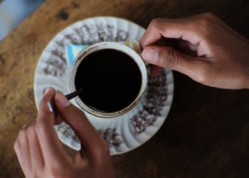 Qué pasa si tomo café quemado o recalentado: médicos advierten