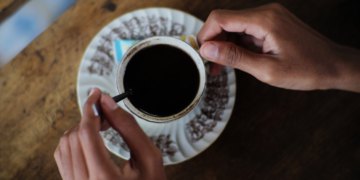 Qué pasa si tomo café quemado o recalentado: médicos advierten