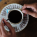 Qué pasa si tomo café quemado o recalentado: médicos advierten
