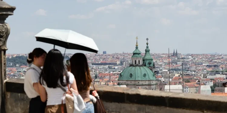 Ola de calor en Europa obliga a cancelar eventos y restringir viajes