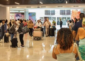 Cobro de US$10 por tarjeta de turista a criollos sigue vigente pese a eliminarse