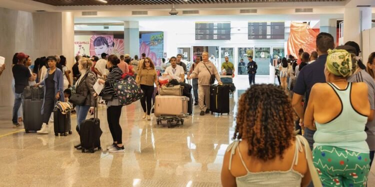 Cobro de US$10 por tarjeta de turista a criollos sigue vigente pese a eliminarse