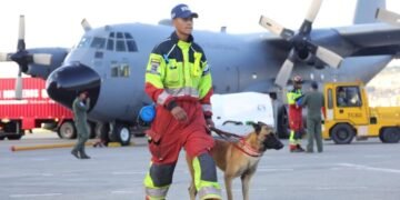 Bomberos, perros, drones, forenses: así ayuda la comunidad internacional a Venezuela
