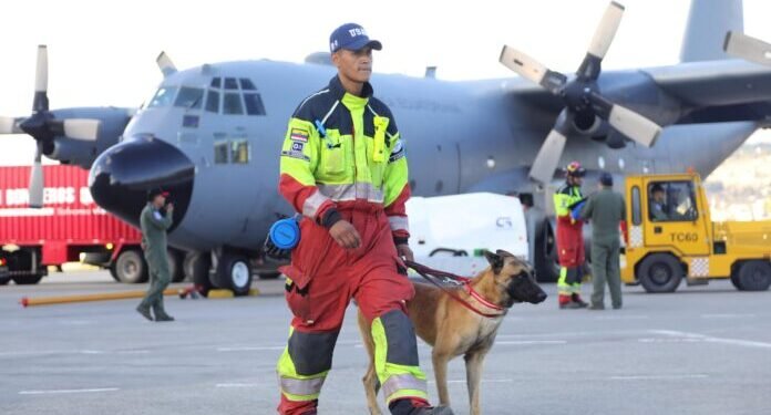 Bomberos, perros, drones, forenses: así ayuda la comunidad internacional a Venezuela