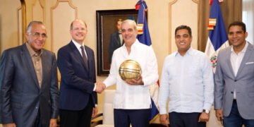 Presidente Luis Abinader recibe a ejecutivos de la FIBA en el Palacio Nacional