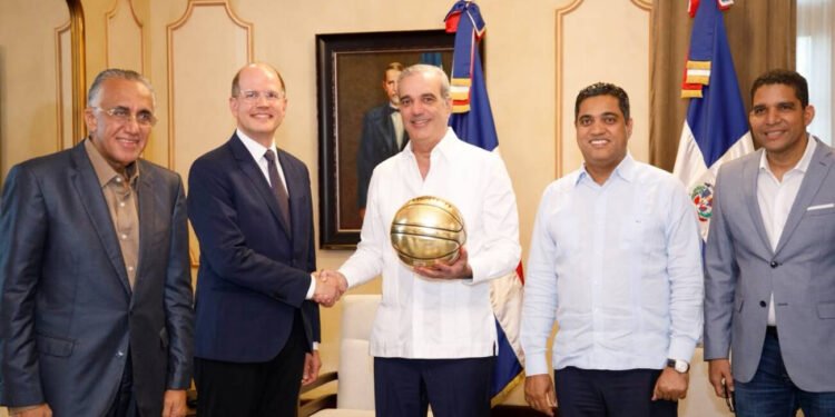 Presidente Luis Abinader recibe a ejecutivos de la FIBA en el Palacio Nacional