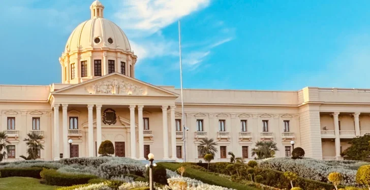 Gobierno dice que no sube el déficit, pero los números dicen lo contrario