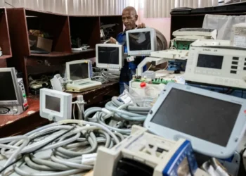 Equipos rotos y médicos exhaustos: el sistema de salud cubano al borde del colapso