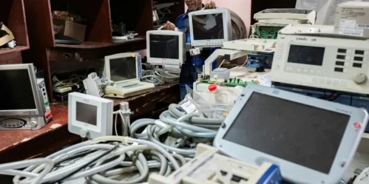 Equipos rotos y médicos exhaustos: el sistema de salud cubano al borde del colapso