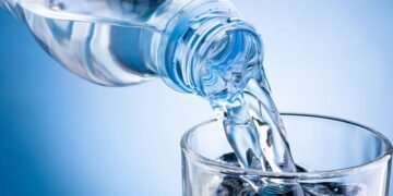 El agua embotellada se consolida como la principal fuente para beber en el país