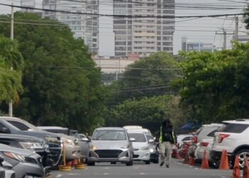 ¿Extorsión o servicio? El lucrativo negocio de los parqueadores en vías del Gran Santo Domingo