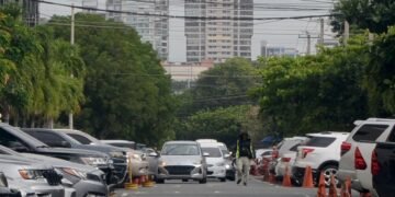 ¿Extorsión o servicio? El lucrativo negocio de los parqueadores en vías del Gran Santo Domingo