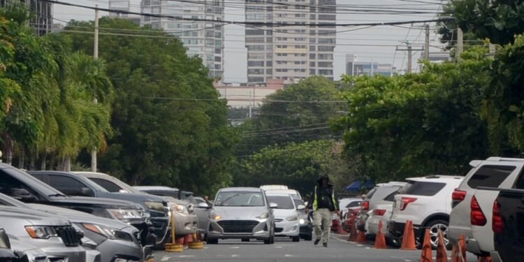 ¿Extorsión o servicio? El lucrativo negocio de los parqueadores en vías del Gran Santo Domingo