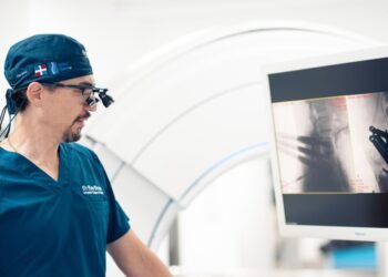 Médico alerta sobre el dolor lumbar: permanecer en cama puede empeorar la recuperación