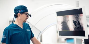 Médico alerta sobre el dolor lumbar: permanecer en cama puede empeorar la recuperación