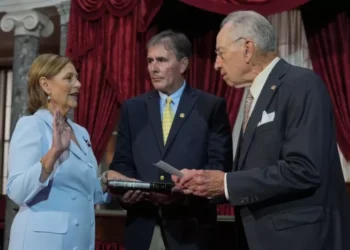 La hermana del fallecido Lindsey Graham se juramenta al Senado