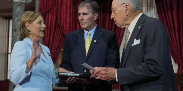 La hermana del fallecido Lindsey Graham se juramenta al Senado