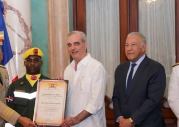 Venezuela otorga su máxima condecoración a República Dominicana