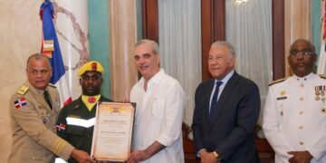 Venezuela otorga su máxima condecoración a República Dominicana
