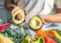 Comer un aguacate al día reduce el riesgo de enfermedades cardíacas en personas con obesidad