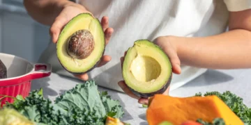 Comer un aguacate al día reduce el riesgo de enfermedades cardíacas en personas con obesidad