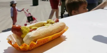 La batalla del hot dog en EE. UU.: el duelo definitivo entre Nueva York y Chicago