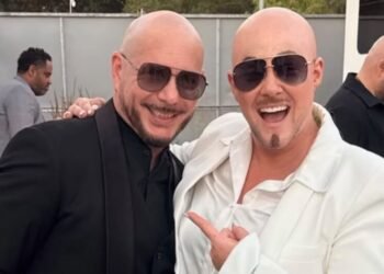 Cantante Pitbull, bate Récords Guinness al reunir a 22.141 aficionados con calvas postizas