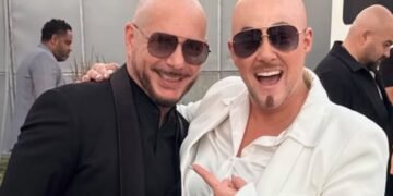 Cantante Pitbull, bate Récords Guinness al reunir a 22.141 aficionados con calvas postizas