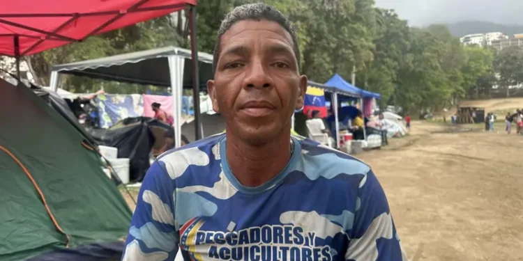«He perdido a 26 familiares y no lloraré hasta que encuentre los restos de todos»: los venezolanos que aún buscan entre los escombros un mes después de los terremotos