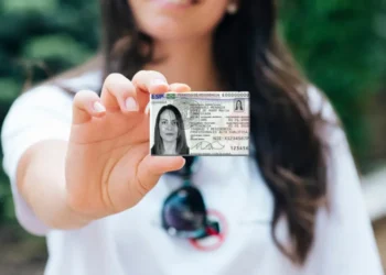 El error migratorio que pone en riesgo la residencia española de miles de dominicanos