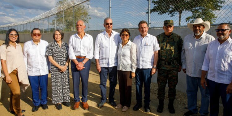 Presidente de Honduras califica a República Dominicana como ejemplo regional en seguridad fronteriza e industria militar