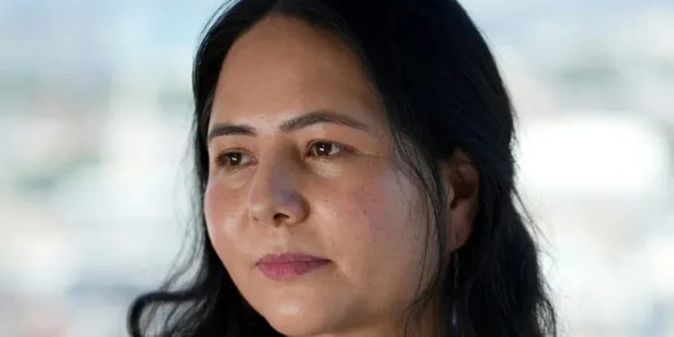 El mundo ha abandonado a las mujeres afganas, denuncia periodista exiliada en Londres