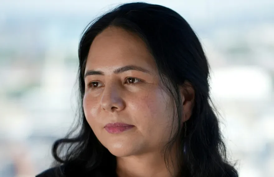 El mundo ha abandonado a las mujeres afganas, denuncia periodista exiliada en Londres
