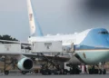 Trump se escondió en un contenedor de comida para cambiar de avión en secreto por una amenaza de Irán, según medios en EE.UU.