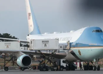 Trump se escondió en un contenedor de comida para cambiar de avión en secreto por una amenaza de Irán, según medios en EE.UU.