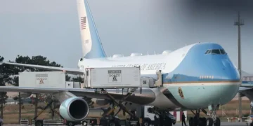 Trump se escondió en un contenedor de comida para cambiar de avión en secreto por una amenaza de Irán, según medios en EE.UU.