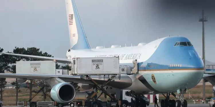 Trump se escondió en un contenedor de comida para cambiar de avión en secreto por una amenaza de Irán, según medios en EE.UU.