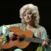 De «Jolene» a «I Will Always Love You»: cómo contó Dolly Parton la historia de su vida a través de 6 canciones icónicas