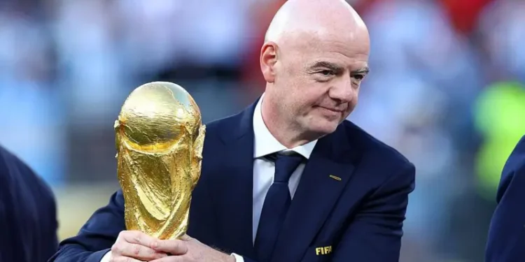 Quién es Gianni Infantino y cómo llegó a ser el hombre más poderoso (y polémico) del fútbol mundial