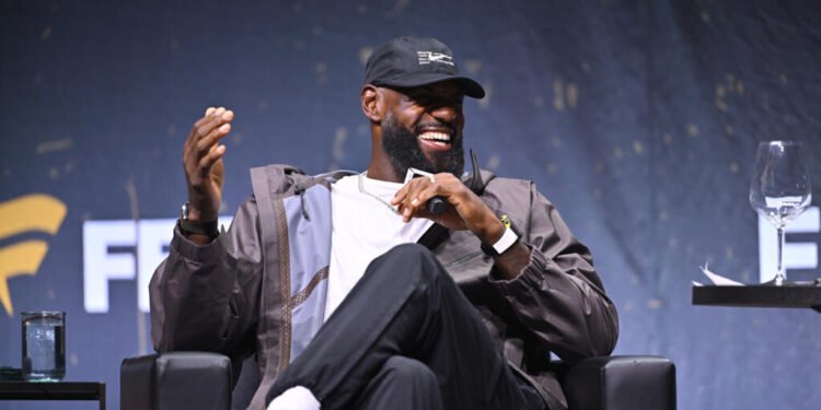LeBron James y sus Sixers contra los Knicks campeones en el estreno de la NBA