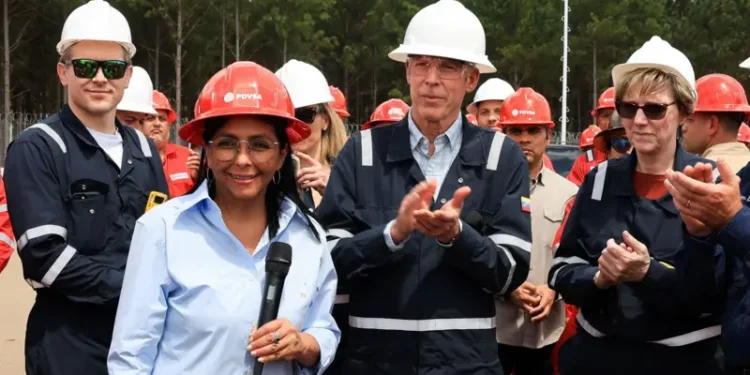 En qué consiste el «mayor acuerdo petrolero de la historia» anunciado por EE.UU. y Venezuela, y por qué es tan polémico