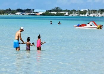 La playa del pueblo se encarece: Boca Chica entre los altos precios, el hostigamiento y la pérdida de su esencia