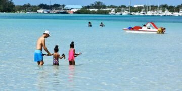 La playa del pueblo se encarece: Boca Chica entre los altos precios, el hostigamiento y la pérdida de su esencia