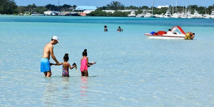 La playa del pueblo se encarece: Boca Chica entre los altos precios, el hostigamiento y la pérdida de su esencia