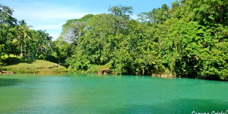 La Laguna Cristal es un impresionante cenote de aguas turquesas