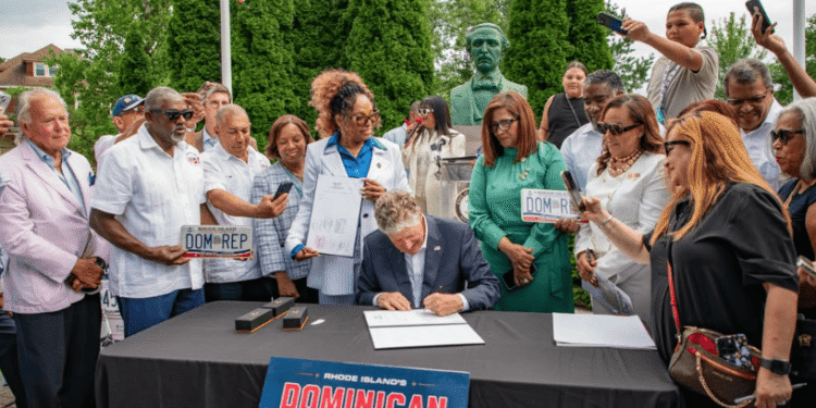 Rhode Island crea matrículas vehiculares para celebrar la herencia dominicana