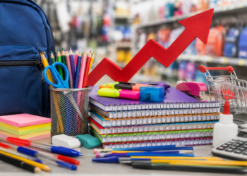 Familias dominicanas buscando préstamos para comprar los útiles escolares